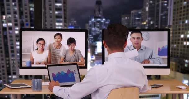 商人工作到深夜 与各种各样的专业合伙人举行国际视频会议 西班牙和亚洲同事使用现代Voip技术进行交流 — 图库视频影像