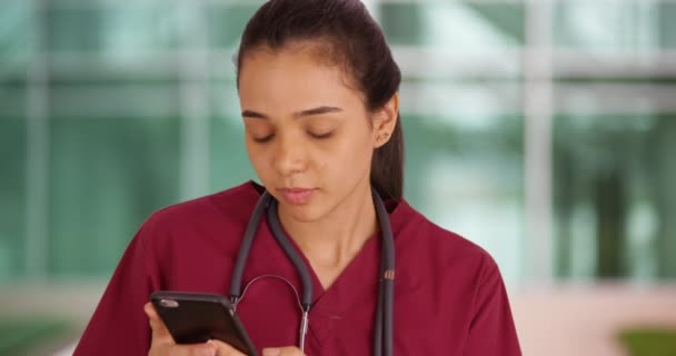 Pracownik Medyczny Używa Smartfona Przed Szpitalem Lekarz Używa Jej Komórki — Wideo stockowe
