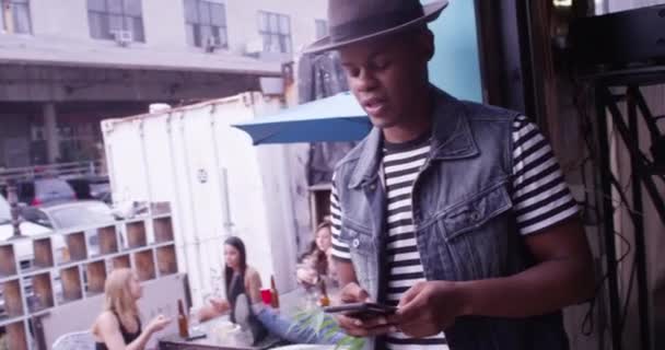 Mladý Černošky Hipster Muž Smskování Telefonu Zatímco Cool Párty — Stock video