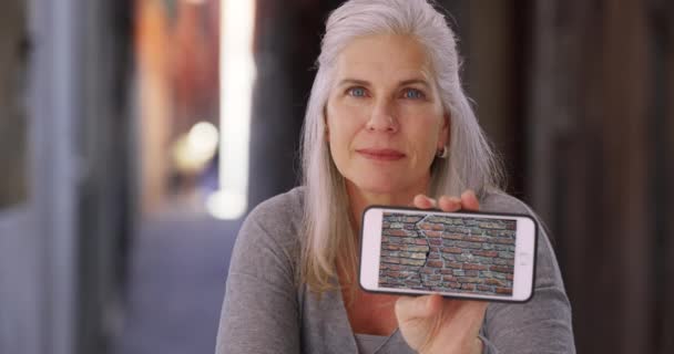 Starší Žena Úzké Uličce Zobrazuje Telefonu Fotografii Popraskané Zdi Žena — Stock video