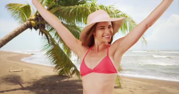 Sexy Frau Flirtet Mit Kamera Während Sie Hut Und Bikini — Stockvideo