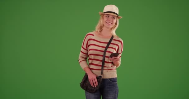 Fericit Femeie Turist Turneu Ecran Verde Ecranul Verde Pentru Cheiat — Videoclip de stoc