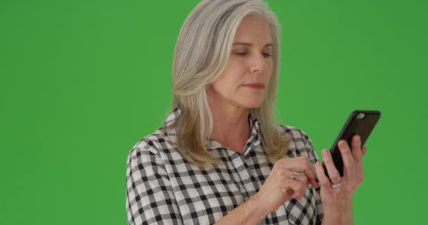 手持蜂窝设备上的中年白种人妇女特写镜头 — 图库视频影像
