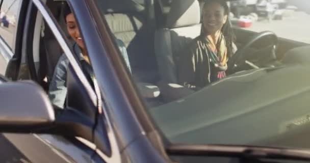 Duas Mulheres Afro Americanas Amigas Saindo Carro — Vídeo de Stock