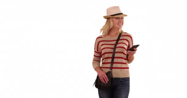 Akıllı Telefonlu Modaya Uygun Bayan Hipster Beyaz Arka Planda Eğleniyor — Stok video