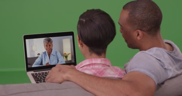 아프리카 미국인 부부가 화면으로 어머니와 비디오 채팅을 있습니다 화면에 대거나 — 비디오