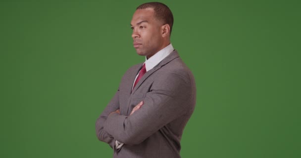 Hombre Negocios Negro Mira Con Confianza Pantalla Verde Pantalla Verde — Vídeos de Stock