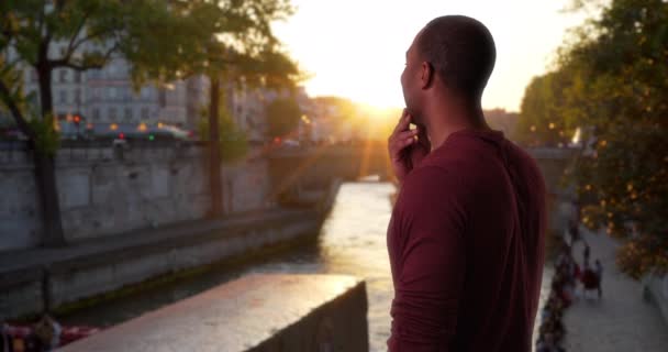 Afro Amerikaanse Man Vakantie Parijs Kijken Naar Een Prachtige Zonsondergang — Stockvideo