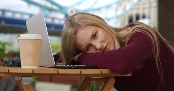 Nádherná Běloška Dívá Kamery Zatímco Sedí Kavárně Londýně Mladá Blondýnka — Stock video