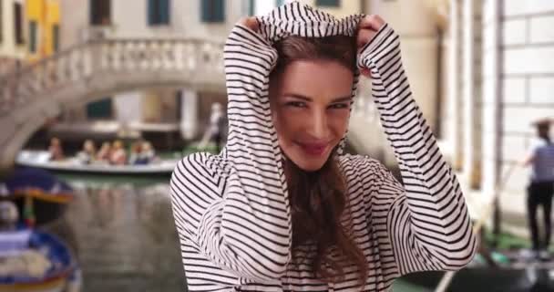 ヴェネツィア イタリアを探索しながら自分自身を楽しんで遊び心のある白いブルネット ヴェネツィアの喜びとカメラを見て魅力的な陽気な白人観光客 — ストック動画