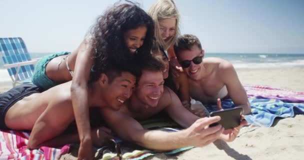Genç Yetişkin Grup Çok Etnik Arkadaşıyla Selfie Alarak Kum Üzerinde — Stok video