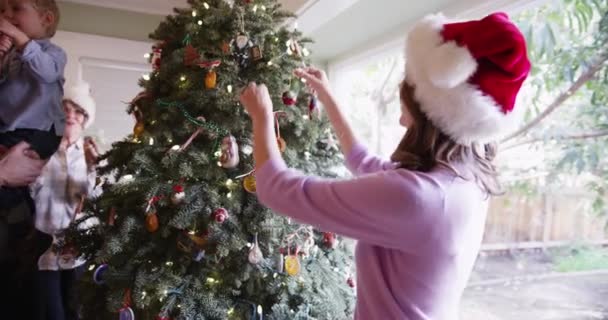 Gelukkig Kaukasische Familie Uitgaven Mas Voorkant Van Kerstboom — Stockvideo