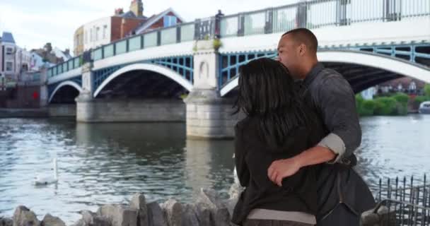 Pareja Negra Vacaciones Sorprenden Los Lugares Interés Mientras Mira Alrededor — Vídeo de stock