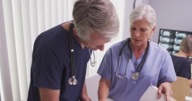 Kafkas tıp doktorları hasta dosyasını tartışıyor