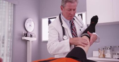 Orta yaşlı fizyoterapist kolej atlet spor yaralanma incelenmesi