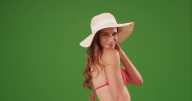 Yeşil ekranda gülümseyen ve gülen bir kadın. Anahtar ya da birleşik olmak üzere yeşil ekranda.