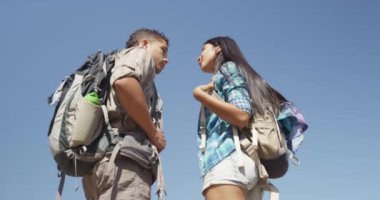 İspanyol çift yürüyüş yaparken konuşuyor.