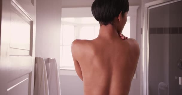 Banyodaki Üstsüz Kadın Kameraya Omzunun Üzerinden Bakıyor Duşun Yanında Duran — Stok video