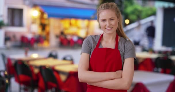 Hezký Blonďatý Catering Stál Šťastně Před Řadami Stolů Usmívající Bílá — Stock video