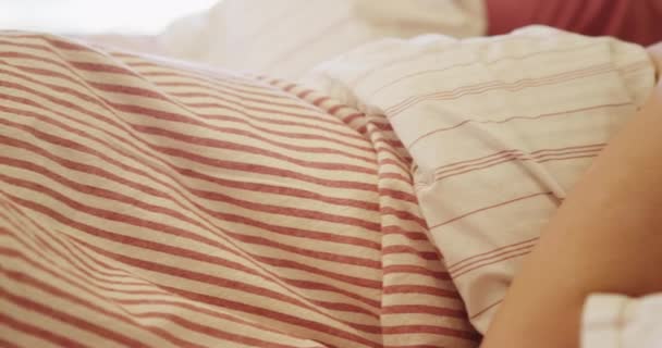 Νεαρή Γυναίκα Κοιμάται Στο Κρεβάτι — Αρχείο Βίντεο