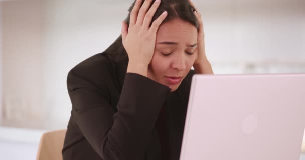 Latina Businesswoman Accidentally Deletes Important File Computer — Stock Video
