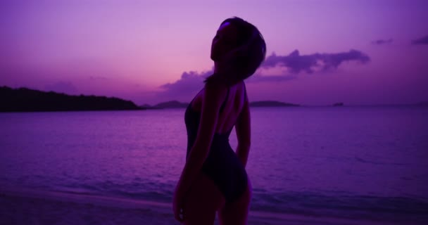 Una Chica Hispana Posa Playa Del Caribe Durante Una Puesta — Vídeo de stock