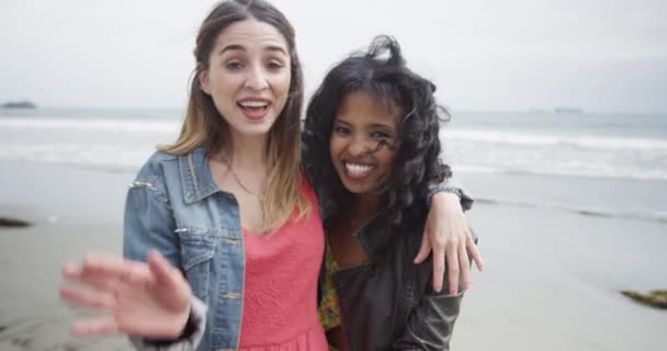 Plajda Gülümseyen Kamera Önünde Utangaç Çekici Kadınlar — Stok video