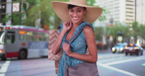 Usmívající Žena Nákupními Taškami Přes Rameno Sobě Modré Sluneční Šaty — Stock video