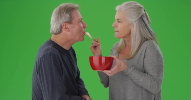 Schönes Seniorenpaar Probiert Plätzchenteig Dessert — Stockvideo