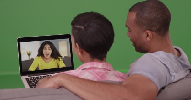 Beyaz Arkadaşlarıyla Yeşil Ekranda Görüntülü Konuşan Afro Amerikalı Bir Erkek — Stok video