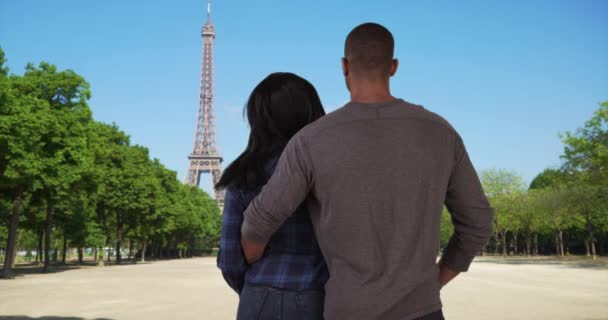 Coppia Afro Americana Parigi Francia Godere Della Vista Della Torre — Video Stock