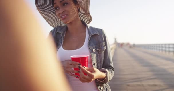 Mujer Negra Bonita Sonriendo Hablando Con Amigo Playa Muelle — Vídeos de Stock