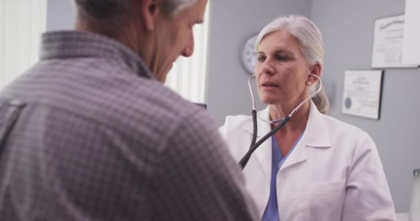 Médecin Vérifiant Fréquence Cardiaque Patient — Video