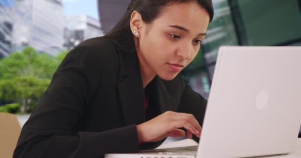 Hispanic Affärskvinna Använder Sin Bärbara Dator Utanför Storstaden Latina Professional — Stockvideo
