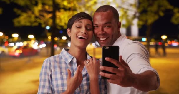 一对快乐的黑人夫妇在法国巴黎度假期间订婚 之后他们在一起生活 新订婚的非洲男性与他的新未婚夫与她的结婚戒指拍照 — 图库视频影像