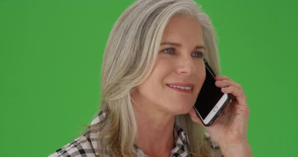 Очаровательная Взрослая Белая Женщина Болтающая Телефону — стоковое видео