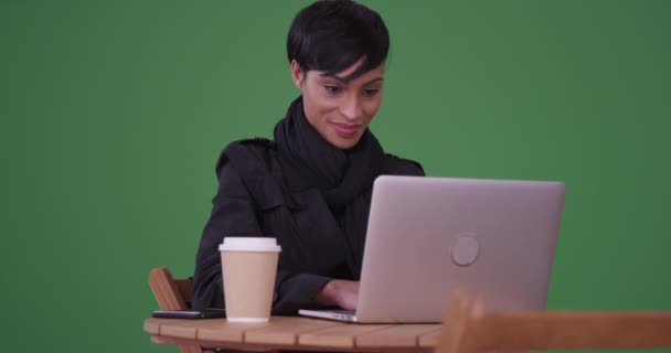 Modna Kobieta Używająca Laptopa Kawiarni Zielonym Ekranie Zielonym Ekranie Klucza — Wideo stockowe
