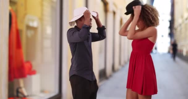 Pareja Joven Atractiva Probarse Sombreros Ciudad Elegante Pareja Milenaria Modelo — Vídeos de Stock