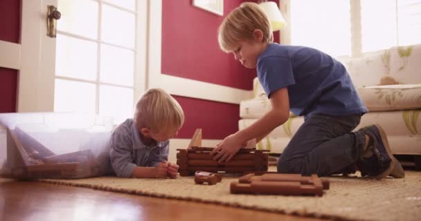 Два Мальчика Играют Деревянными Блоками — стоковое видео