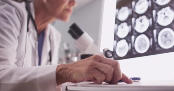 Radiologista Feminina Inteligente Analisando Com Microscópio — Vídeo de Stock