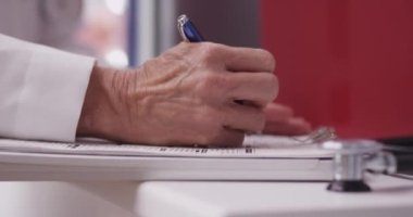 Doktorun el yazısı panoya yakın plan.