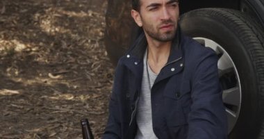 Yol assitance için bekleyen çekici İspanyol adam