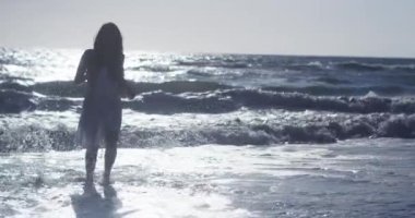 Güzel Meksikalı kadın kıyıya yürüyor