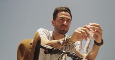 Açık havada su içen seksi İspanyol.