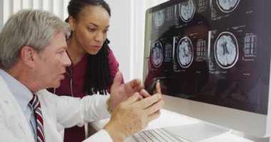 İki doktor beyin xrays bilgisayarda analiz