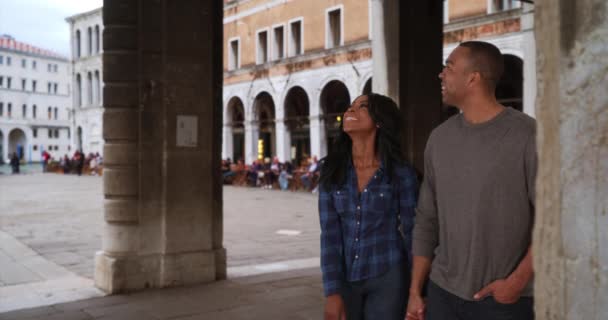 Pareja Negra Vacaciones Venecia Italia Mira Alrededor Ciudad Con Emoción — Vídeos de Stock