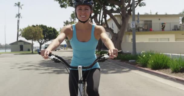 Szczęśliwa Młoda Kobieta Jazda Rowerze Ścieżce — Wideo stockowe