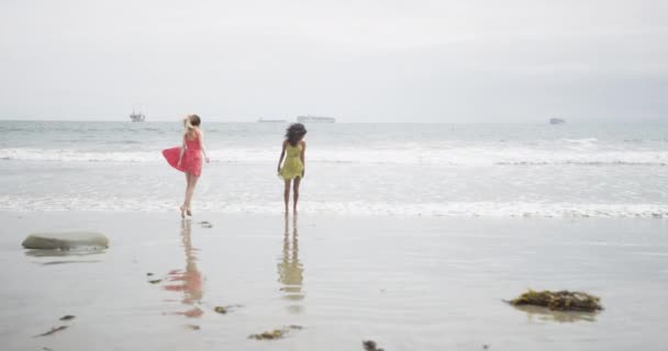 Mulheres Bonitas Fugindo Maré Praia — Vídeo de Stock