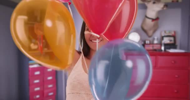 Feliz Chica Mexicana Haciendo Estallar Globos Casa — Vídeos de Stock