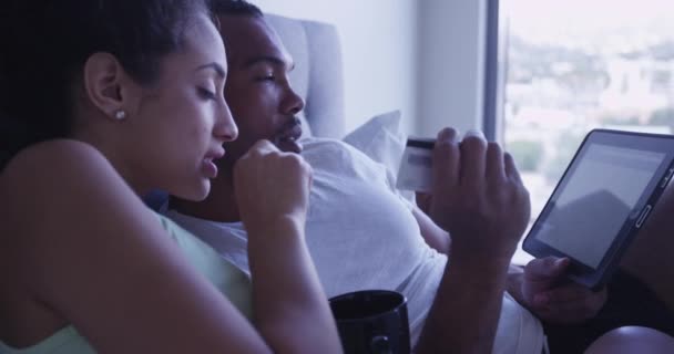 Boldog Többnemzetiségű Házaspár Online Vásárlás Táblagéppel Böngészés Interneten Ágyban — Stock videók